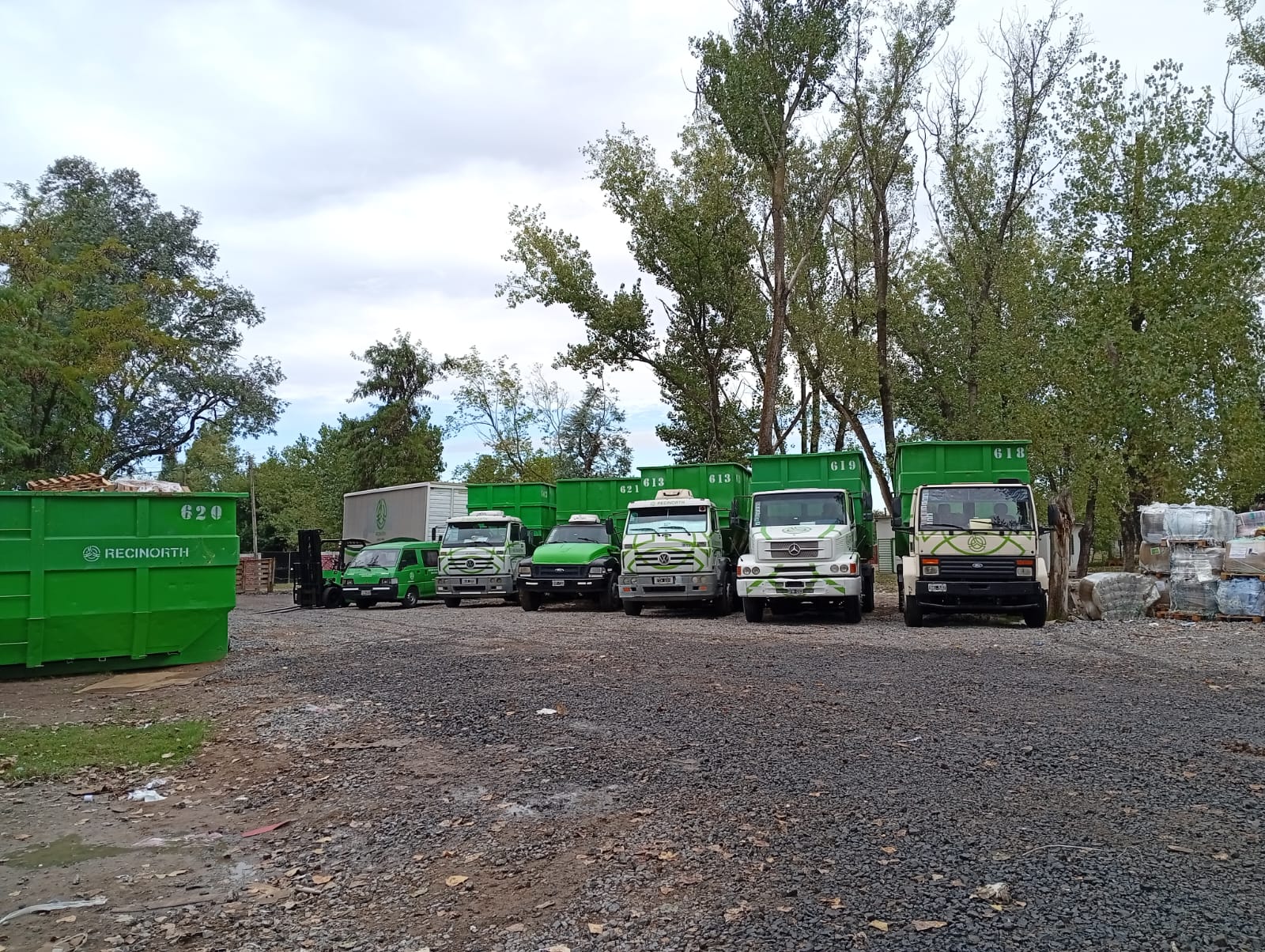 Flota de camiones y contenedores verdes de RECINORTH en el predio de Pilar