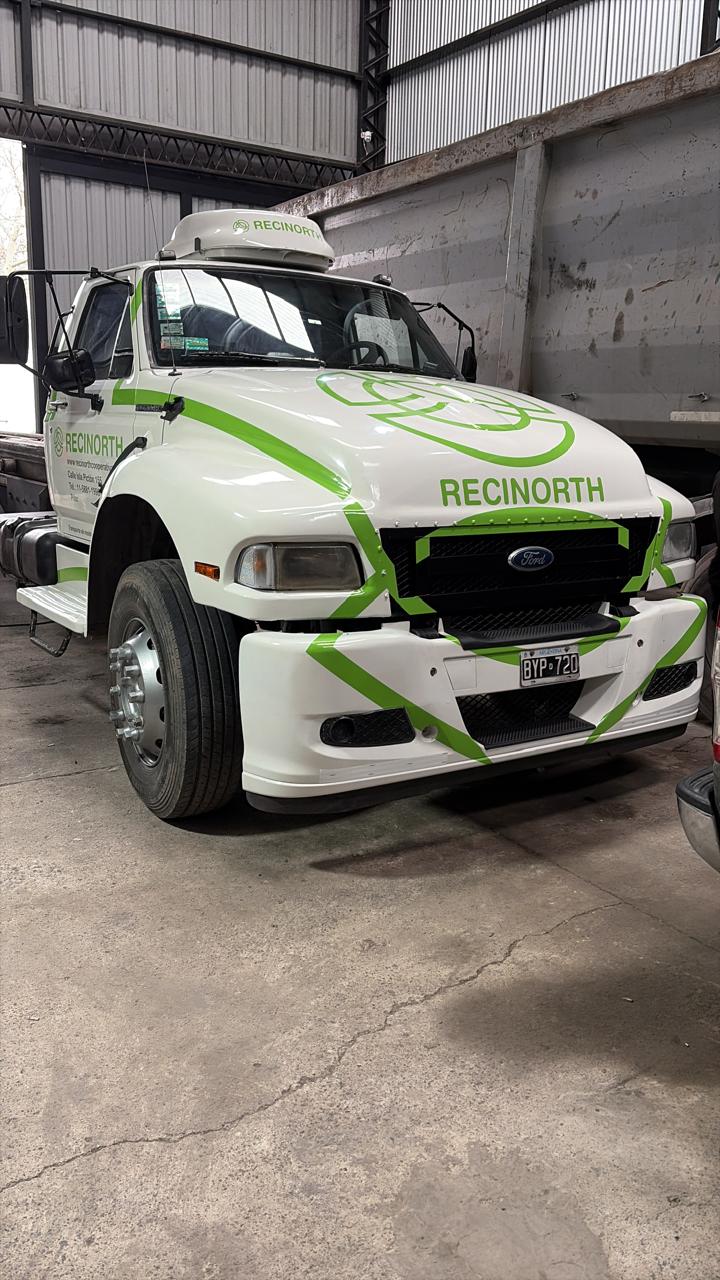 Camión Ford RECINORTH con contenedor roll off en el depósito